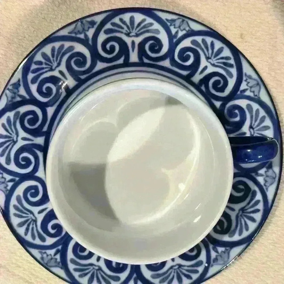 Bombay Vintage tea cups and saucers.  2 cups and 2 saucers included. - Picture 3 of 9